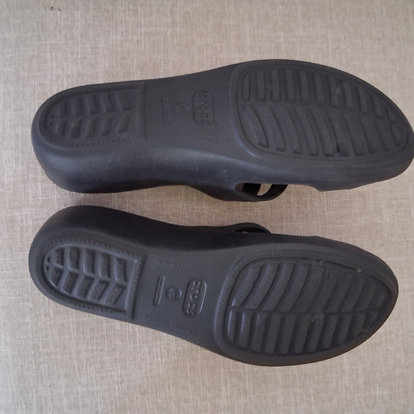 CROCS Black Sandals Lightweight Durable Design - Picture 3 of 3